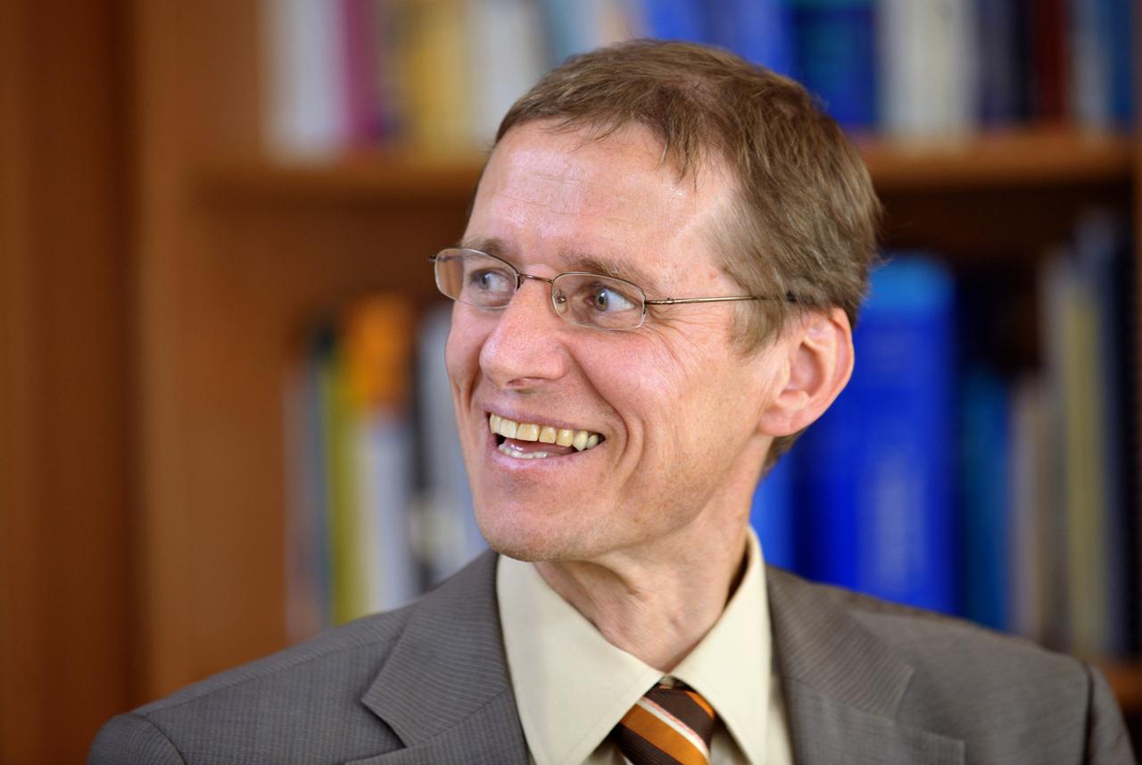 Der Vorsitzende der Stiftung Deutsche Depressionshilfe, Ulrich Hegerl, in seinem Arbeitszimmer in Leipzig. Der Vorsitzende der Stiftung Deutsche Depressionshilfe, Ulrich Hegerl, in seinem Arbeitszimmer in Leipzig.