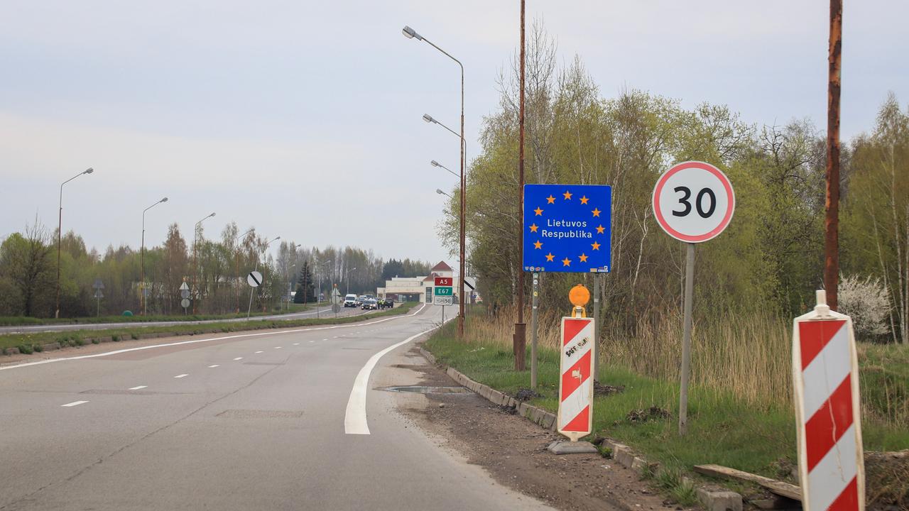 Straße mit Grenzschild Straße mit Grenzschild