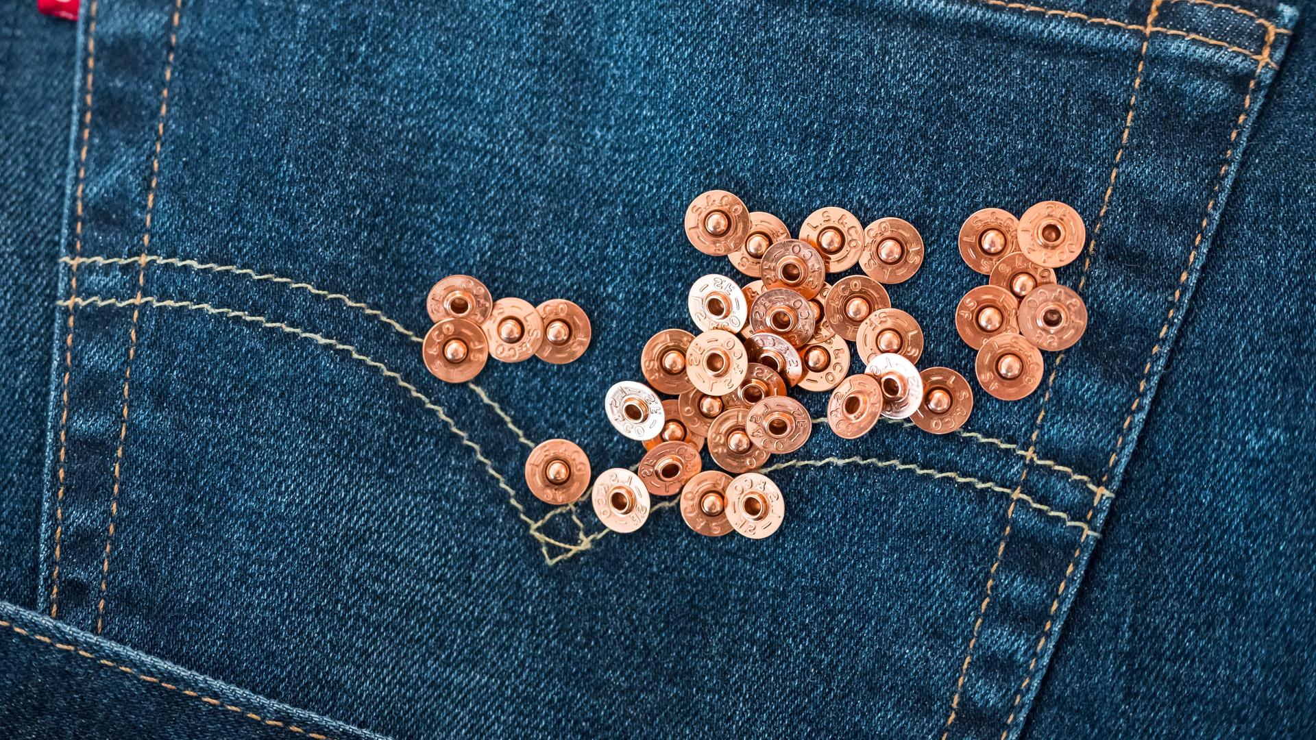 Kupfernieten liegen auf einer 501 Levi's Jeans. Vor 150 Jahren meldete der aus Oberfranken stammende Levi Strauss das Patent auf vernietete Arbeitshosen an. Kupfernieten liegen auf einer 501 Levi's Jeans. Vor 150 Jahren meldete der aus Oberfranken stammende Levi Strauss das Patent auf vernietete Arbeitshosen an.