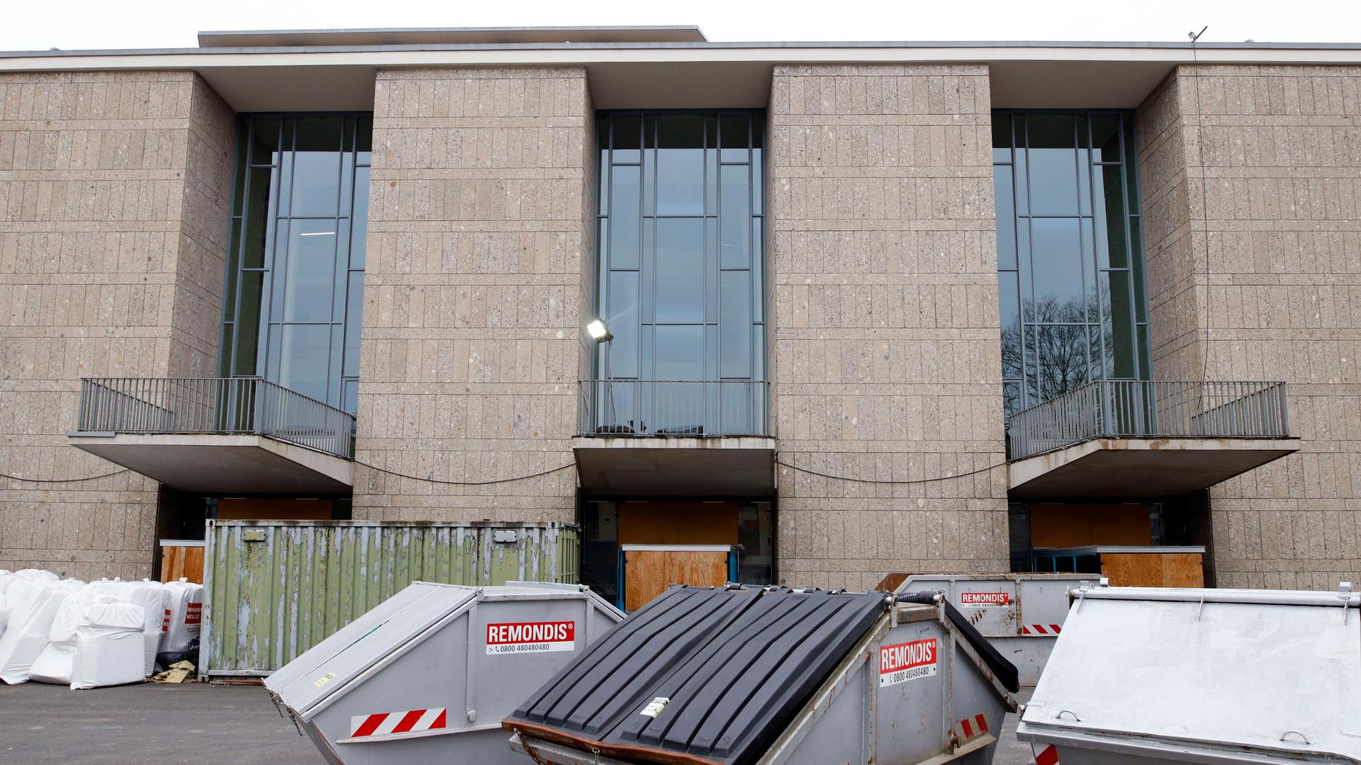Das Operngebäude in Köln am Offenbachplatz. Container stehen während der Sanierungsphase vor dem Haupteingang, 2021. Das Operngebäude in Köln am Offenbachplatz. Container stehen während der Sanierungsphase vor dem Haupteingang, 2021.