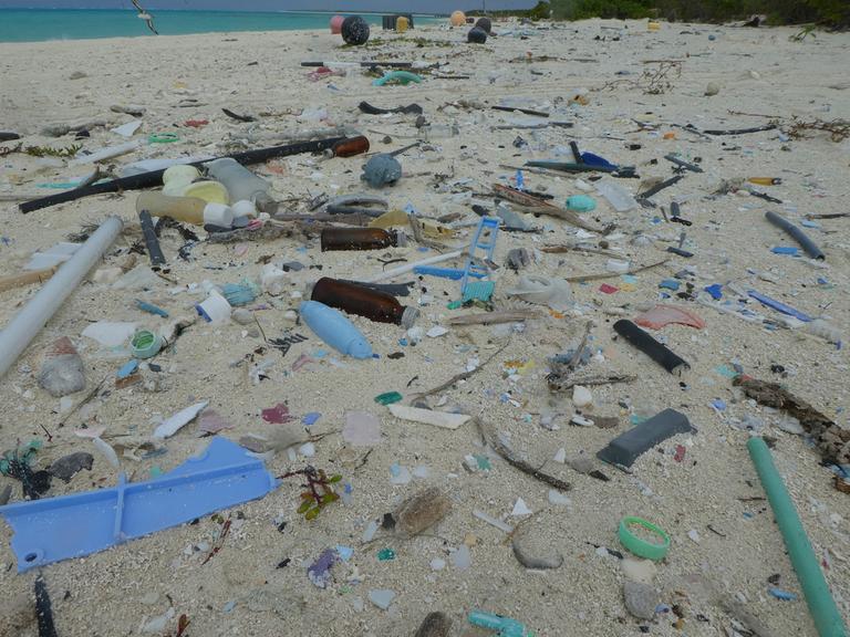 Meeresmüll und Plastik bedecken den Strand des Midway-Atolls im Nordwesten der Hawaii-Inseln, 09.04.2021. 