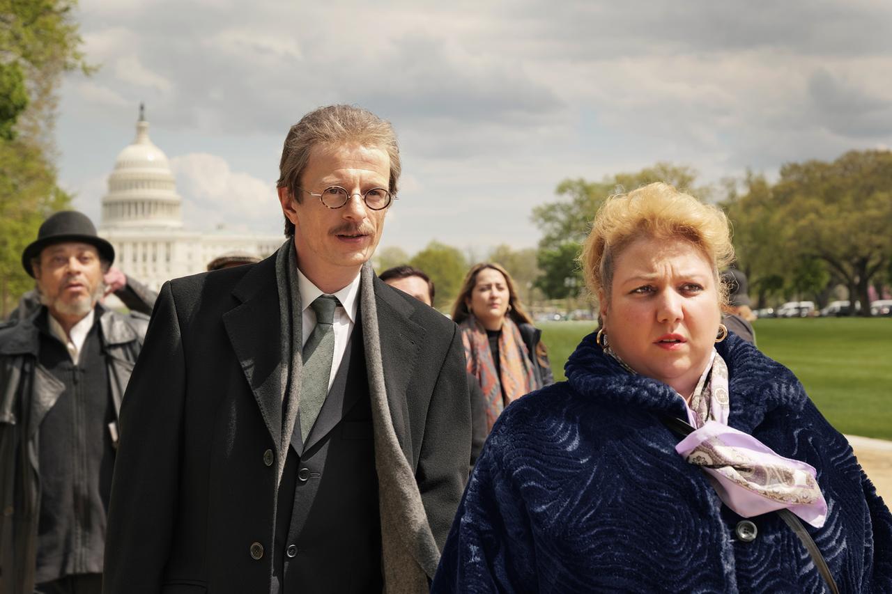 Die Schauspieler Alexander Scheer und Meltem Kaptan stehen in einer Szene des Films "Rabiye Kurnaz gegen George W. Bush" vor dem Weißen Haus in Washington.
Die Schauspieler Alexander Scheer und Meltem Kaptan stehen in einer Szene des Films "Rabiye Kurnaz gegen George W. Bush" vor dem Weißen Haus in Washington.