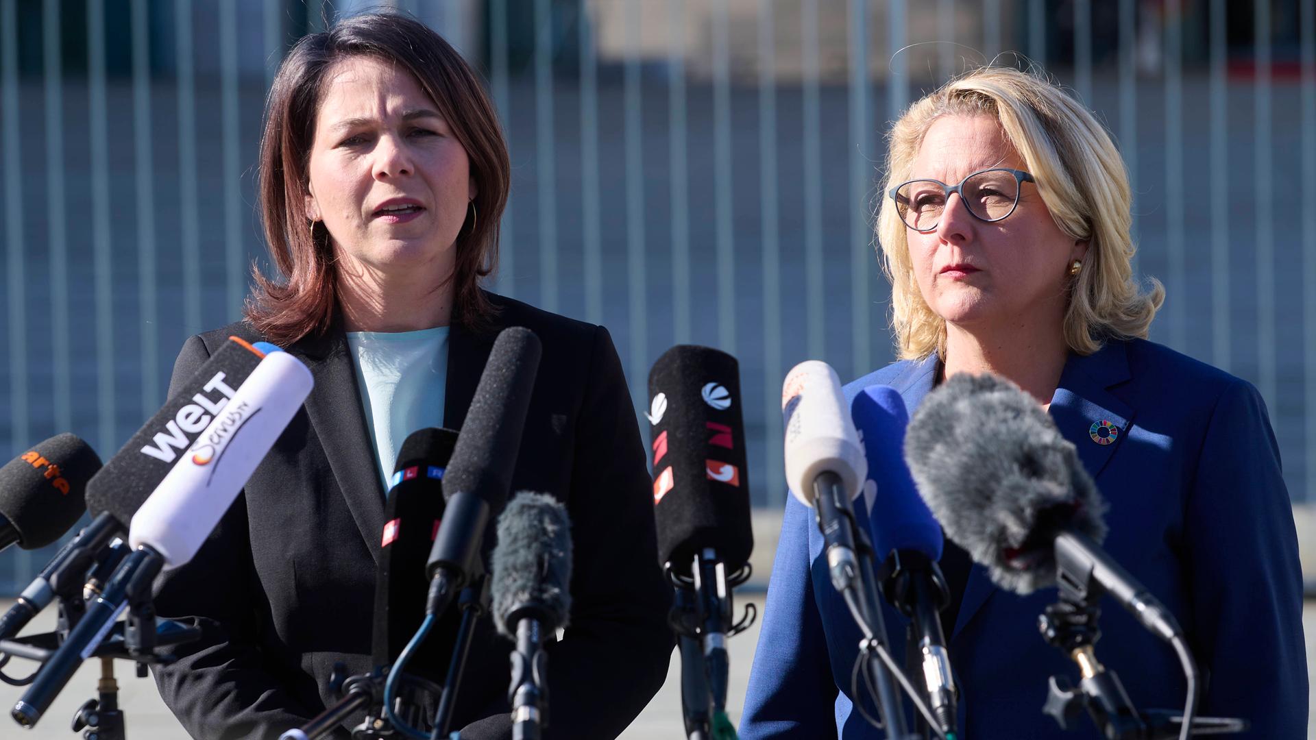 Gemeinsame Pressekonferenz von Ministerinnen Annalena Baerbock und Svenja Schulze vor dem Bundeskanzleramt Gemeinsame Pressekonferenz von Ministerinnen Annalena Baerbock und Svenja Schulze vor dem Bundeskanzleramt