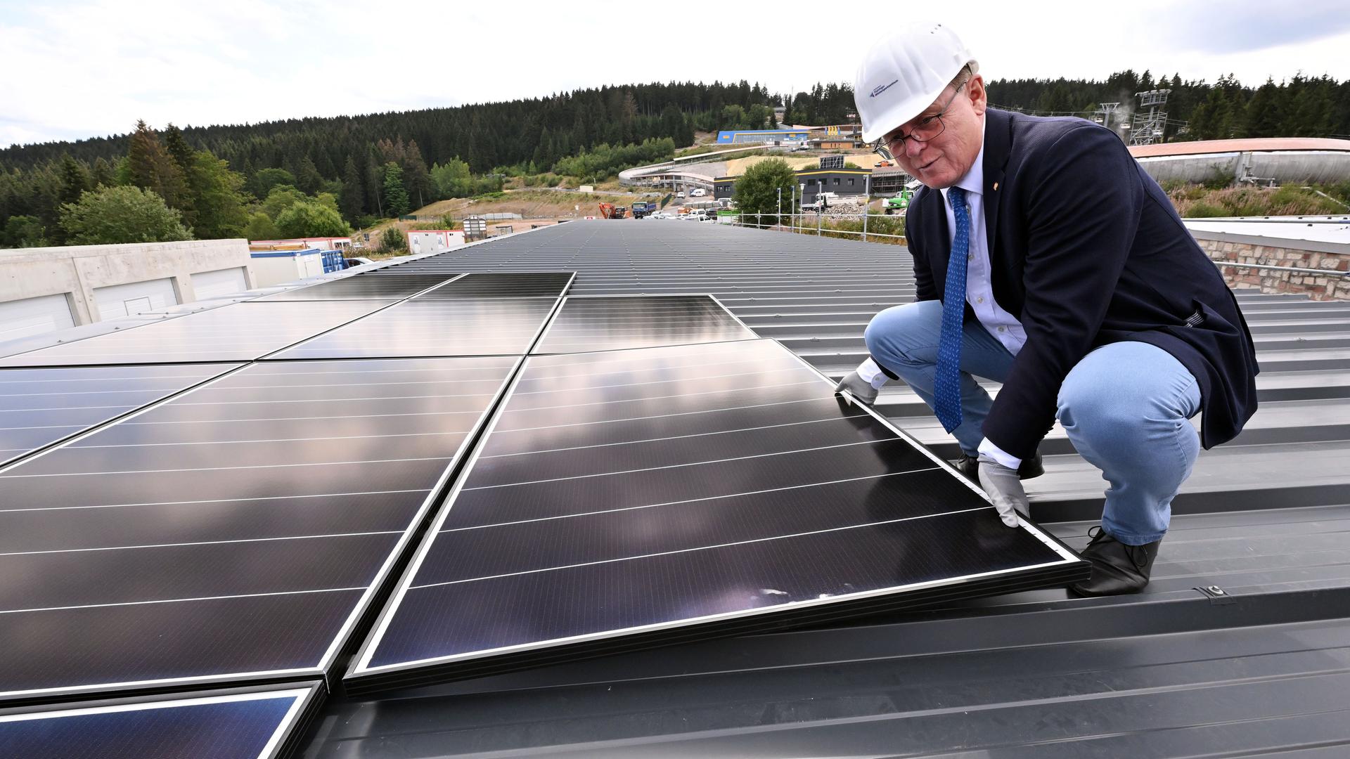 Thüringens Ministerpräsident besucht während seiner Sommertour das Projekt "Nachhaltiges Oberhof" mit dem Bau einer Photovoltaikanlage im Wintersportzentrum in Oberhof. Thüringens Ministerpräsident besucht während seiner Sommertour das Projekt "Nachhaltiges Oberhof" mit dem Bau einer Photovoltaikanlage im Wintersportzentrum in Oberhof.