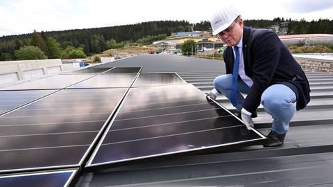 Thüringens Ministerpräsident besucht während seiner Sommertour das Projekt "Nachhaltiges Oberhof" mit dem Bau einer Photovoltaikanlage im Wintersportzentrum in Oberhof.