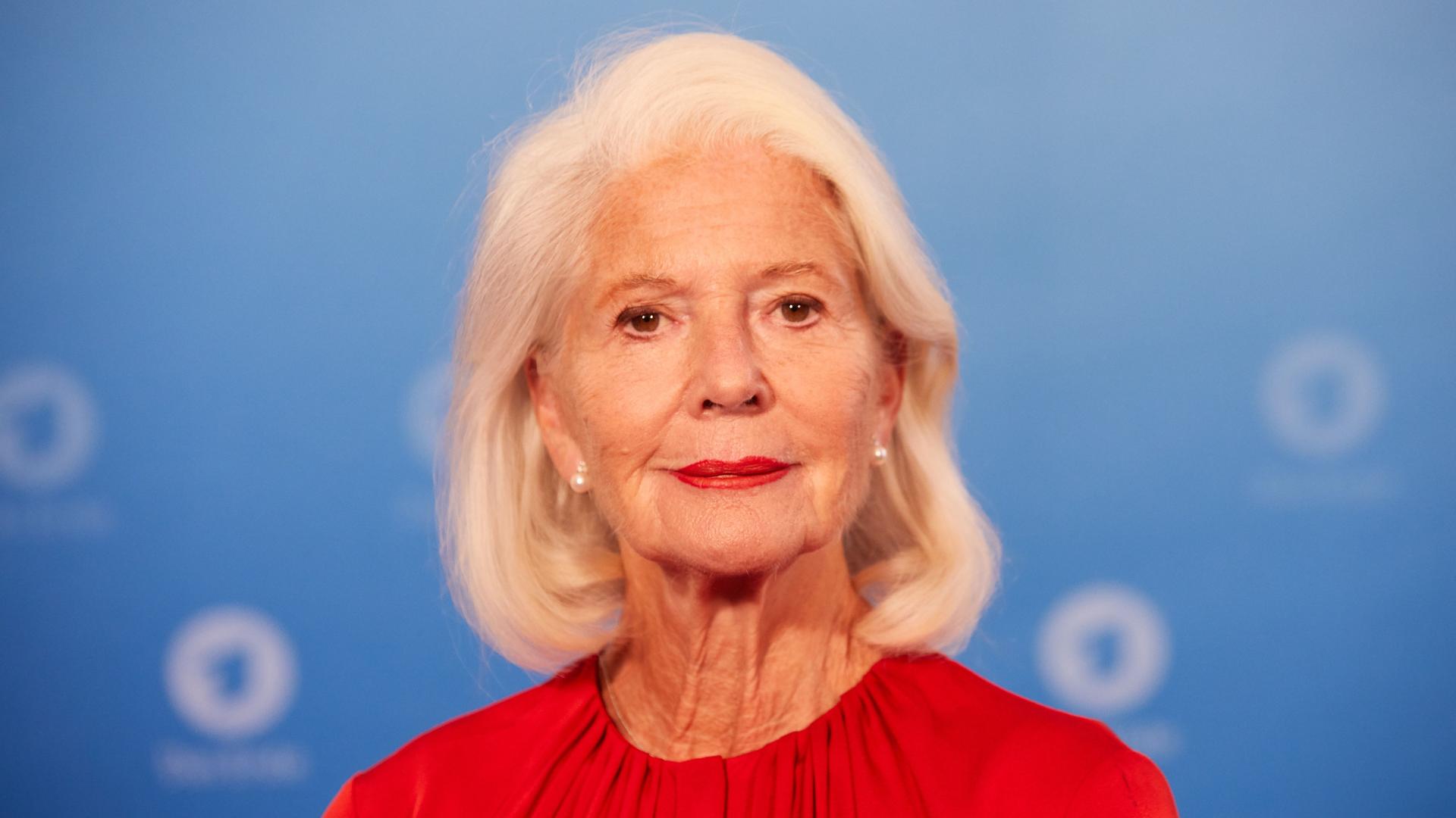 Die Schauspielerin Christiane Hörbiger lächelt in die Kamera. Die Schauspielerin Christiane Hörbiger lächelt in die Kamera.