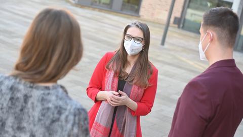 Porträt von Ramona Schumann, Bürgermeisterkandidatin für die Stadt Pattensen, im Gespräch mit Bürgern.
