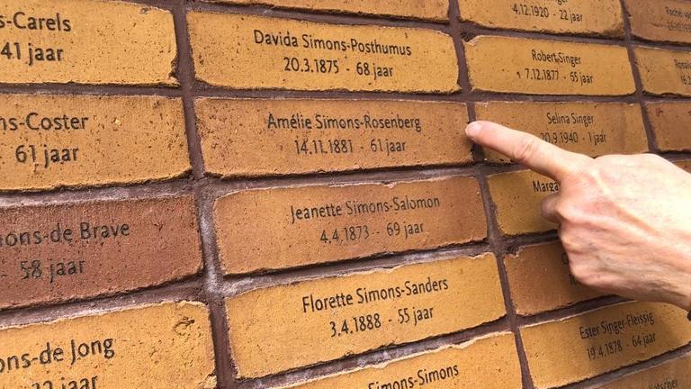 Mauer mit Namen der Holocaust Opfer am Mahnmal Amsterdam, Gaby Glassman hat den Namen ihrer Großmutter gefunden, Amelie Simons-Rosenberg, eine ihrer vier Großeltern, alle am gleichen Tag umgebracht im KZ Sobibor Mauer mit Namen der Holocaust Opfer am Mahnmal Amsterdam, Gaby Glassman hat den Namen ihrer Großmutter gefunden, Amelie Simons-Rosenberg, eine ihrer vier Großeltern, alle am gleichen Tag umgebracht im KZ Sobibor