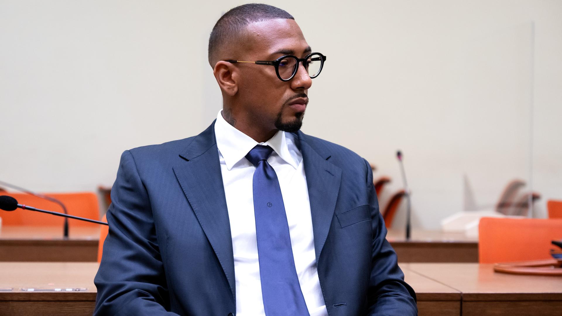 Der Fußball-Profi Jerome Boateng sitzt im Gerichts-Saal. Der Fußball-Profi Jerome Boateng sitzt im Gerichts-Saal.
