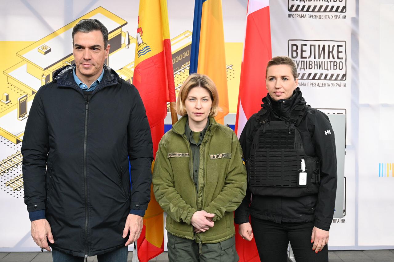 Ukraine, Kiew: Pedro Sanchez (l), Ministerpräsident von Spanien, und Mette Frederiksen (r), Premierministerin von Dänemark, posieren bei ihrer Ankunft in Kiew, wo sie mit dem ukrainischen Präsidenten zusammentreffen werden.