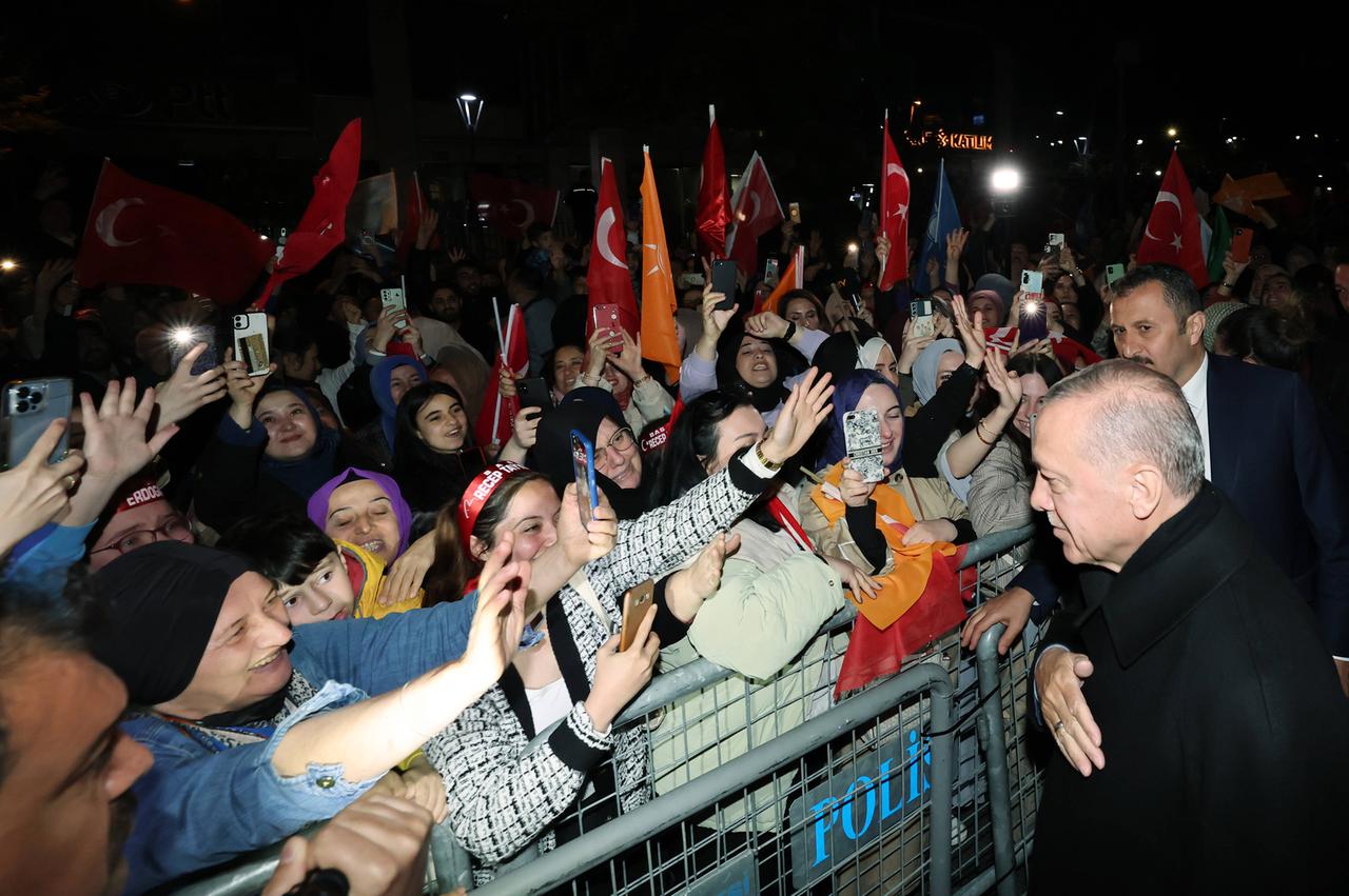 Der türkische Präsident Erdogan begrüßt nach der Präsidentschaftswahl Anhängerinnen und Anhänger vor seinem Haus in Istanbul.