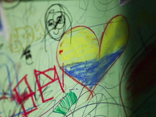 Eine Zeichnung, die ein aus der Ukraine geflohenens Kind in Polen angefertigt hat, zeigt unter anderem ein Herz in den ukrainischen Landesfarben.
