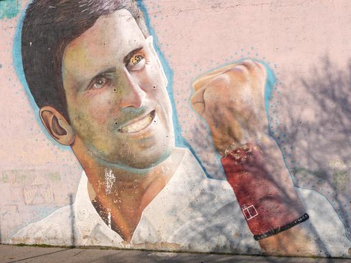 Ein Wandgemälde in Belgrad zeigt den serbischen Tennisstar Novak Djokovic mit Siegerfaust.