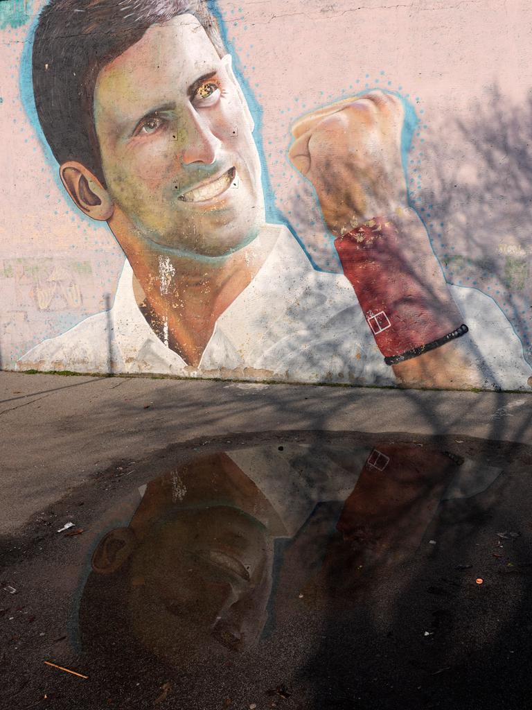 Ein Wandgemälde in Belgrad zeigt den serbischen Tennisstar Novak Djokovic mit Siegerfaust.