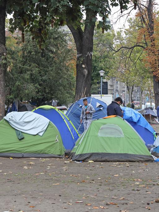 Flüchtlinge haben in der serbischen Hauptstadt Belgrad Zelte aufgeschlagen. 