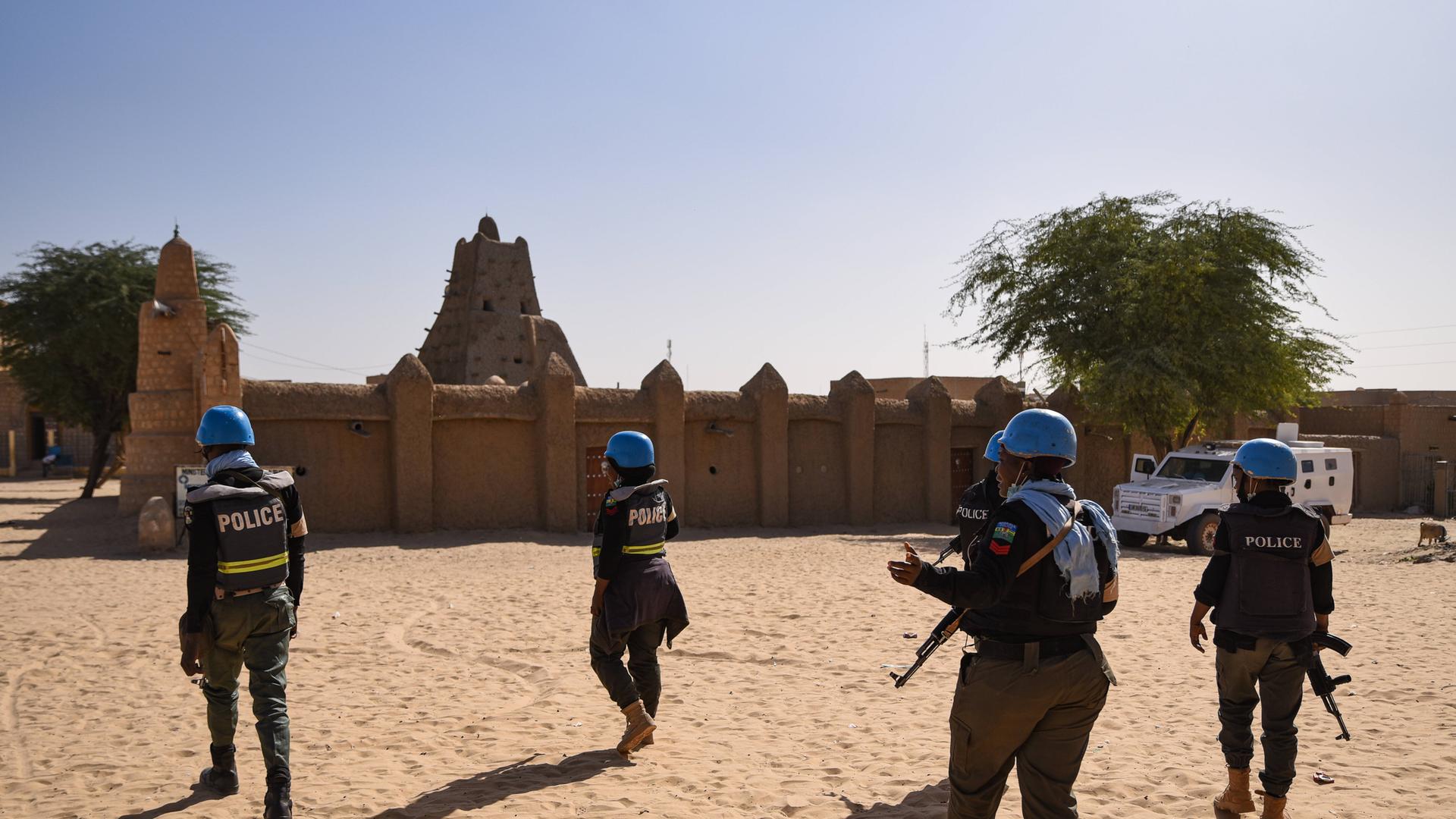 Mitglieder der Polizeikräfte der Vereinten Nationen (UNPOL) in Mali, die im Rahmen der MINUSMA tätig sind, sichern eine Delegation während eines Arbeitstreffens