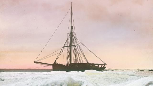 Die Isbjörn, ein Schiff der Spitzbergen-Expedition von Julius Payer und Karl Weyprecht, im Eis. Handkoloriertes Glasdiapositiv. Aufnahme vom 18. August 1872