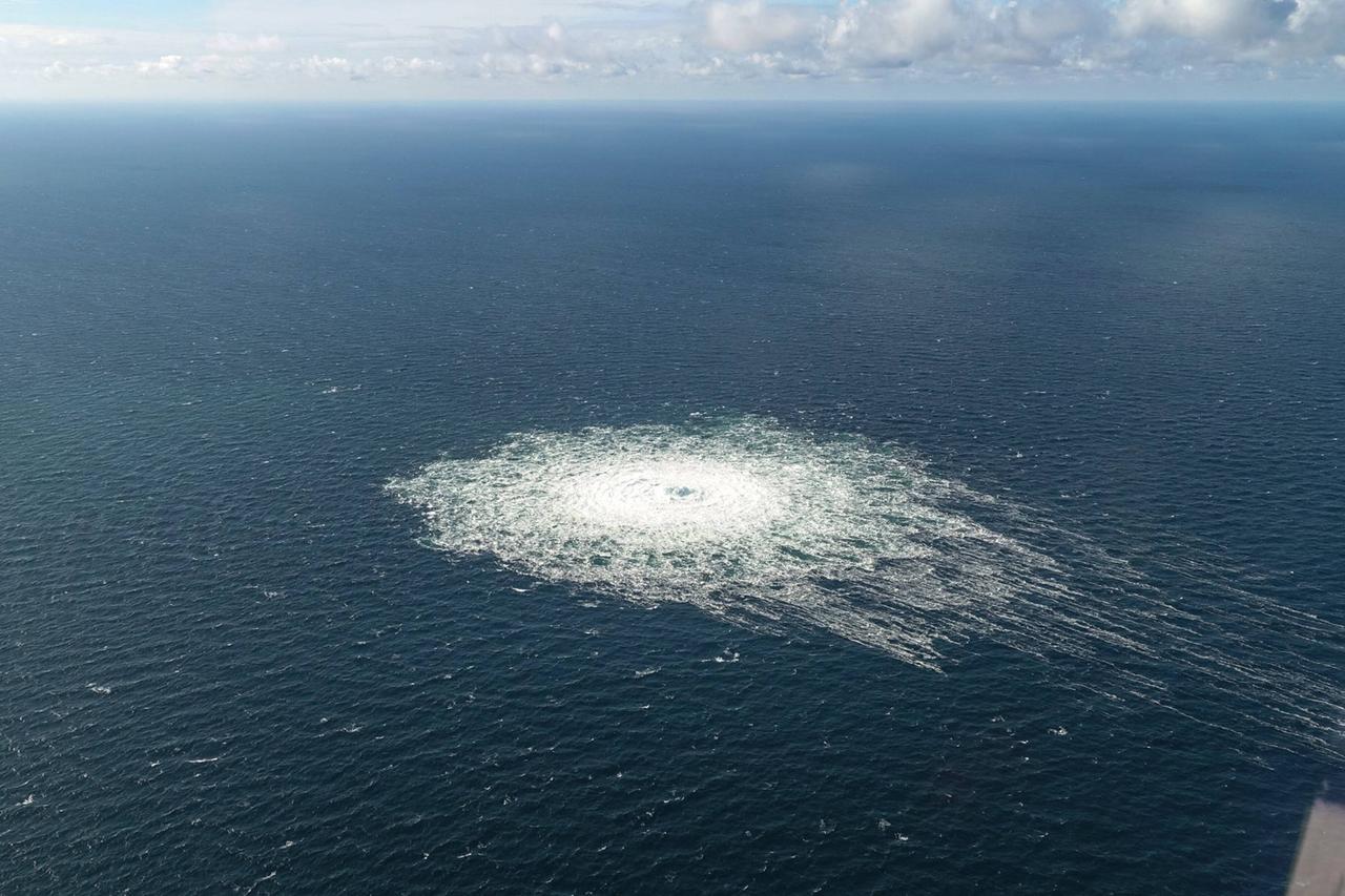 Das Foto zeigt einen großen Strudel an der Oberfläche der Ostsee auf dem Staatsgebiet Dänemark. Es handelt sich um drei Lecks in den Gaspipelines Nordstream 1 und 2.