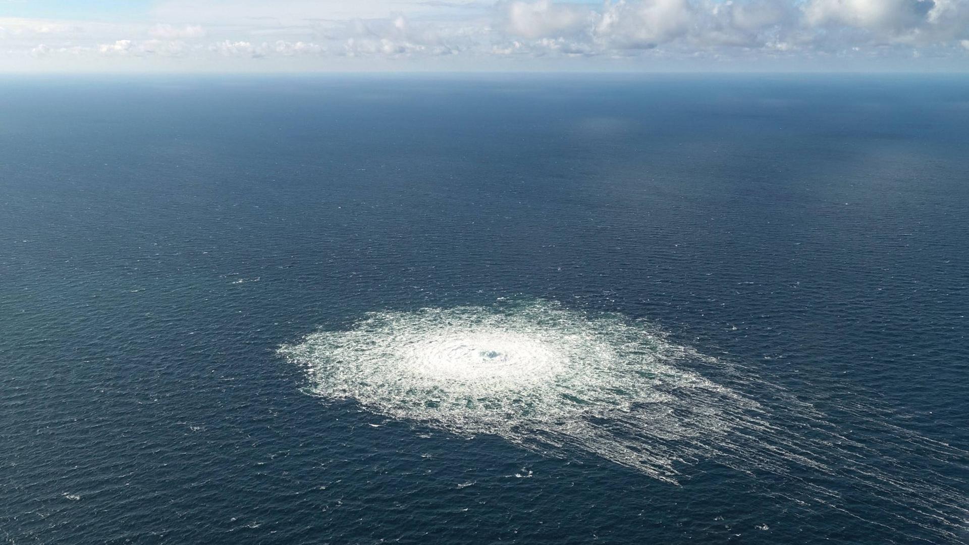 Das Foto zeigt einen großen Strudel an der Oberfläche der Ostsee auf dem Staatsgebiet Dänemark. Es handelt sich um drei Lecks in den Gaspipelines Nordstream 1 und 2. Das Foto zeigt einen großen Strudel an der Oberfläche der Ostsee auf dem Staatsgebiet Dänemark. Es handelt sich um drei Lecks in den Gaspipelines Nordstream 1 und 2.