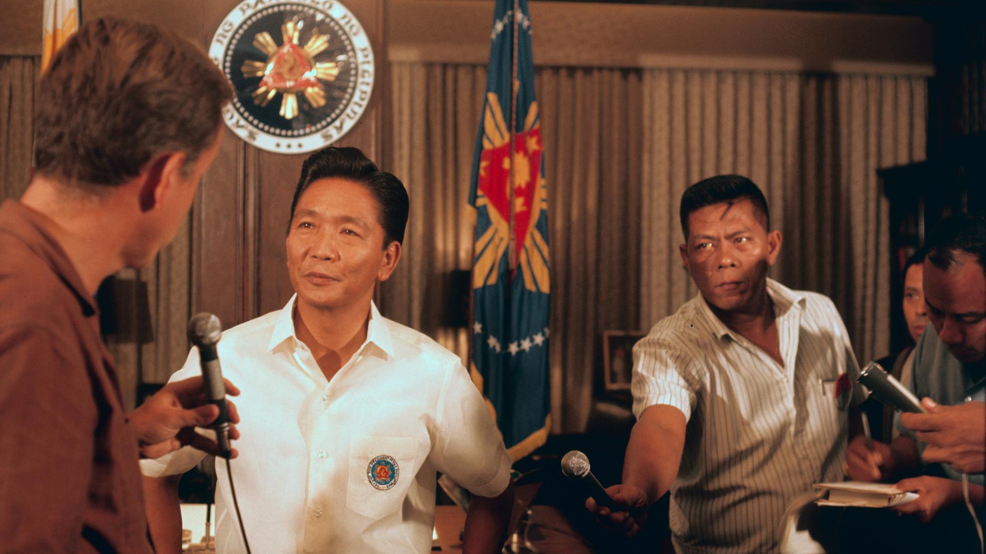 Journalisten interviewen Ferdinand Marcos. Journalisten interviewen Ferdinand Marcos.