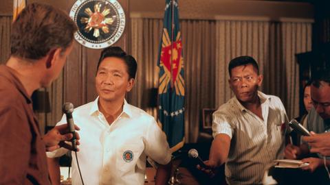 Journalisten interviewen Ferdinand Marcos.