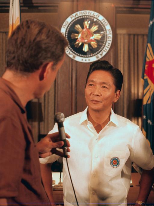 Journalisten interviewen Ferdinand Marcos.