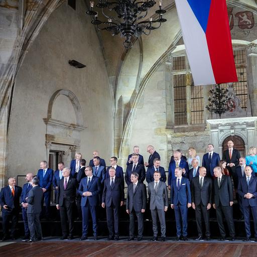 Tschechien, Prag: Staats- und Regierungschefs aus 44 Staaten stehen beim ersten Treffen der neuen europäischen politischen Gemeinschaft für ein gemeinsames Foto zusammen.