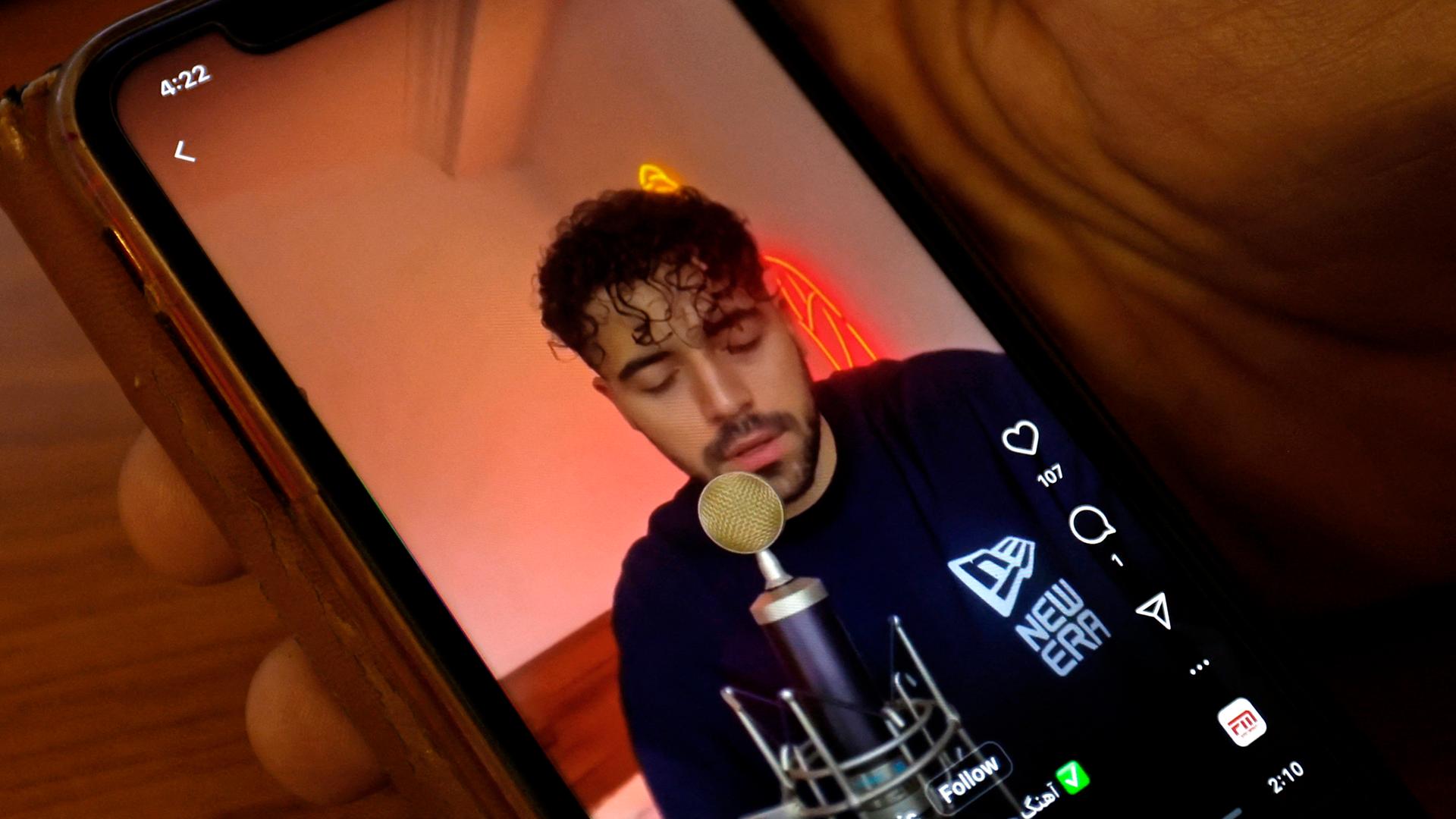 Das Foto zeigt, wie Shervin Hajipour den Song "Baraye" singt. Das Foto zeigt, wie Shervin Hajipour den Song "Baraye" singt.