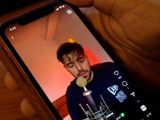 Das Foto zeigt, wie Shervin Hajipour den Song "Baraye" singt.