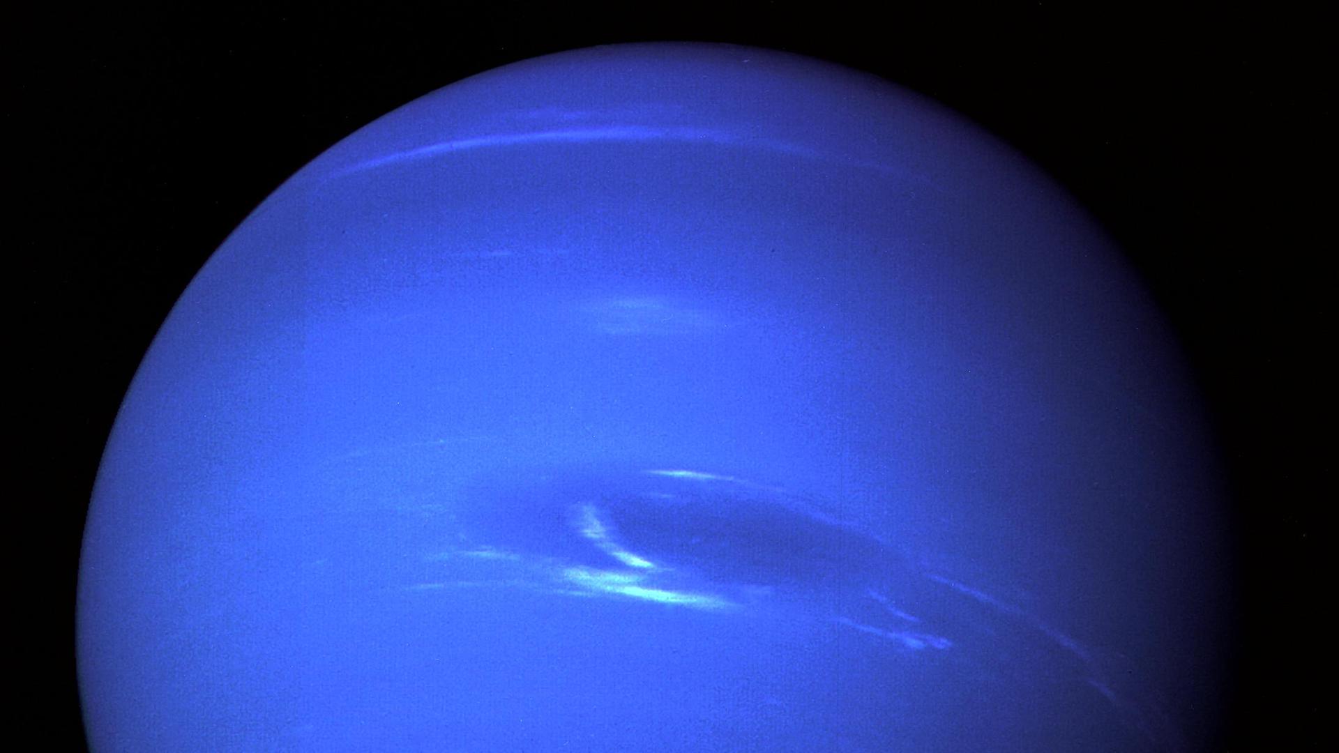 Der Planet Neptun, aufgenommen von der Raumsonde Voyager 2 beim Vorbeiflug im Jahr 1989. Der Planet Neptun, aufgenommen von der Raumsonde Voyager 2 beim Vorbeiflug im Jahr 1989.
