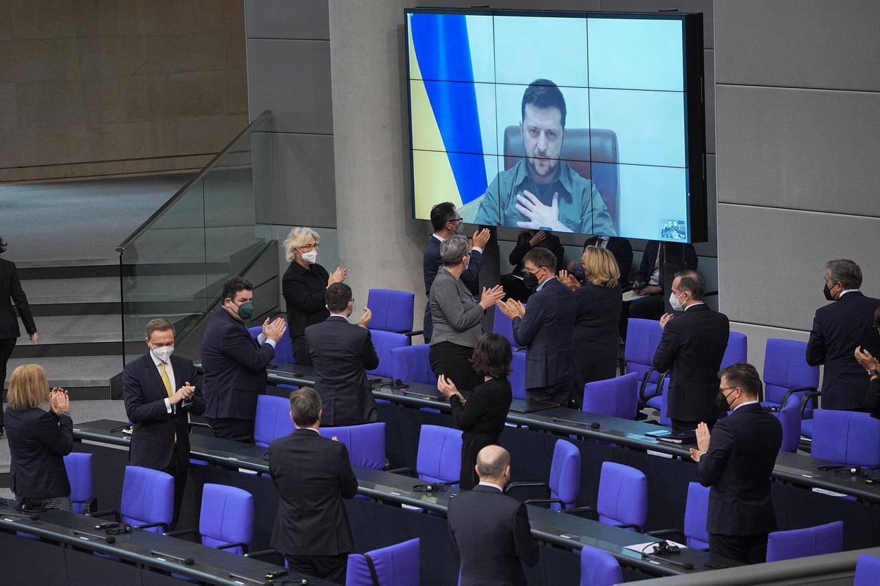 Der ukrainische Präsident Wolodymyr Selenskyj spricht per Videoschalte im Bundestag und bekommt Applaus von der Bundesregierung. Der ukrainische Präsident Wolodymyr Selenskyj spricht per Videoschalte im Bundestag und bekommt Applaus von der Bundesregierung.
