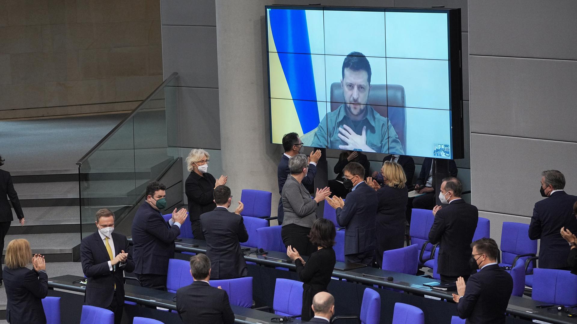 Der ukrainische Präsident Wolodymyr Selenskyj spricht per Videoschalte im Bundestag und bekommt Applaus von der Bundesregierung. Der ukrainische Präsident Wolodymyr Selenskyj spricht per Videoschalte im Bundestag und bekommt Applaus von der Bundesregierung.