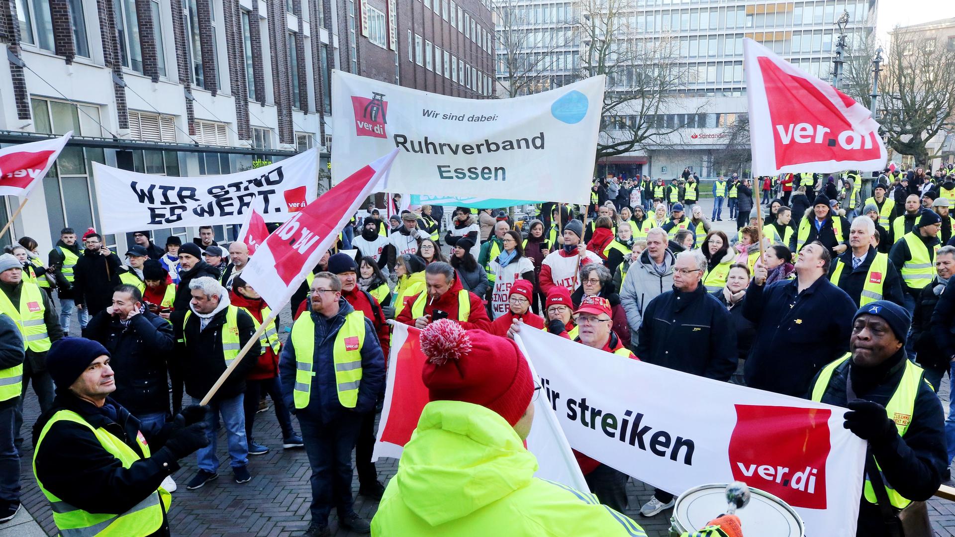 Tarifkonflikt - Bahngewerkschaft Verteidigt Großstreik | Deutschlandfunk.de