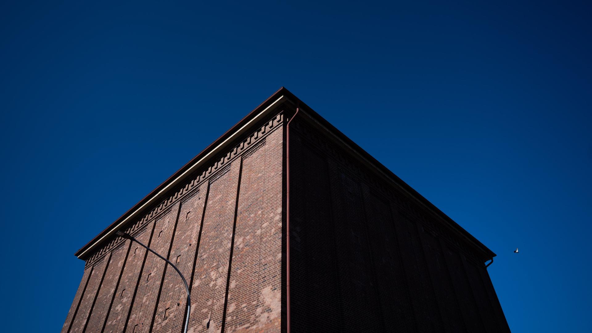 Blick auf die Außenfassade des Deutschen Bunkermuseums. Eine Taube fliegt vom Dach. Blick auf die Außenfassade des Deutschen Bunkermuseums. Eine Taube fliegt vom Dach.