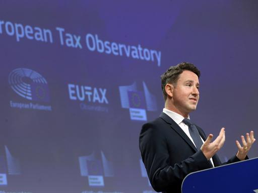 Der französische Wirtschaftswissenschaftler Gabriel Zucman spricht auf einer Pressekonferenz zur Eröffnung der Europäischen Steuerbeobachtungsstelle in Brüssel am 01. Juni 2021.