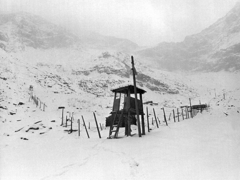 Blick auf einen Wachturm und den Zaun eines verfallenen Straflagers im sowjetischen Mramornoye-Tal (Aufnahme vom Dezember 1989).