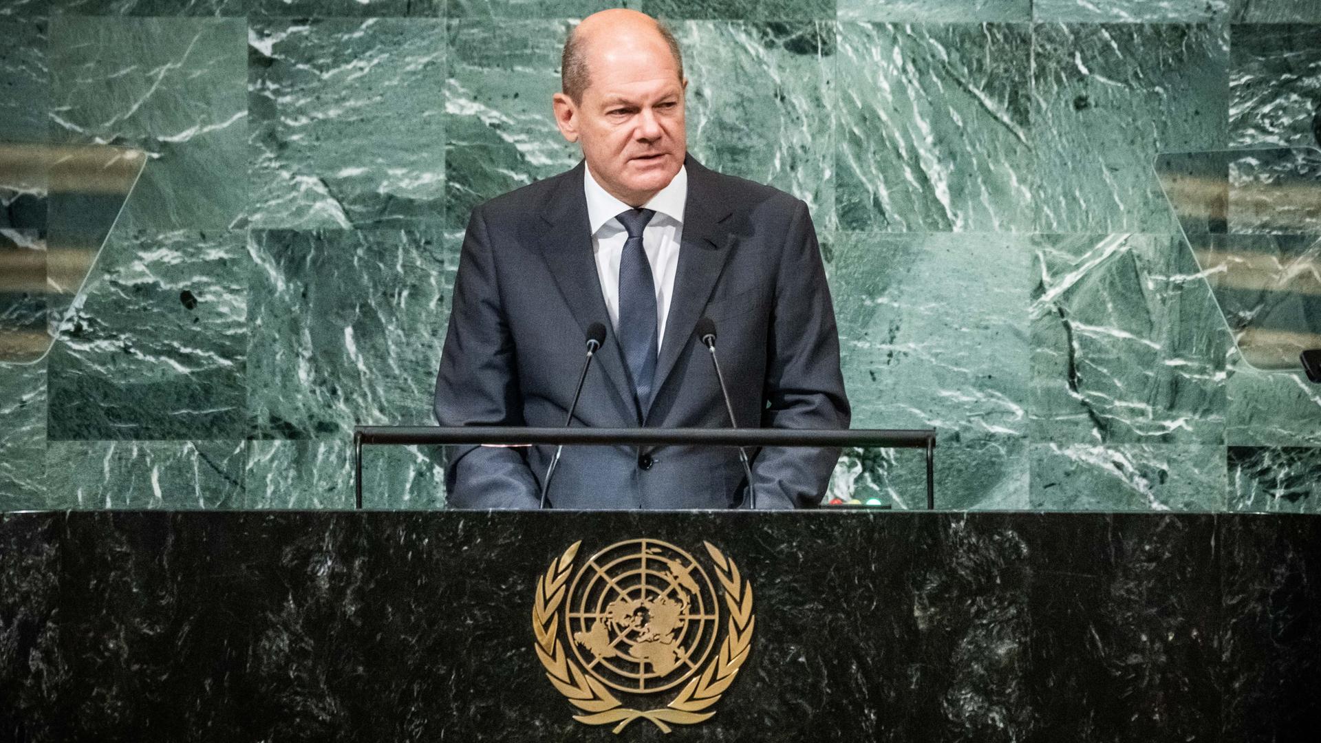 Bundeskanzler Olaf Scholz (SPD) bei seiner Rede vor der UNO-Vollversammlung in New York Bundeskanzler Olaf Scholz (SPD) bei seiner Rede vor der UNO-Vollversammlung in New York