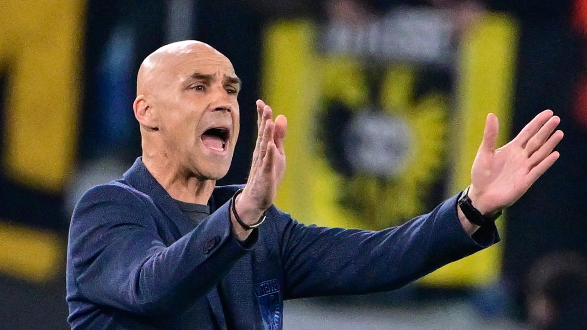 Thomas Letsch, damals Trainer von Vitesse Arnheim, gestikuliert auf der Seitenlinie. Thomas Letsch, damals Trainer von Vitesse Arnheim, gestikuliert auf der Seitenlinie.