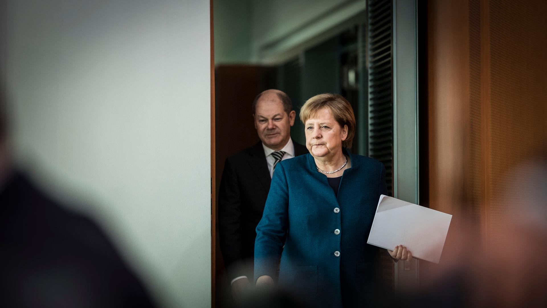 Bundeskanzlerin Angela Merkel und Bundesfinanzminister Olaf Scholz, aufgenommen vor der Kabinettsitzung der Bundesregierung in Berlin. Bundeskanzlerin Angela Merkel und Bundesfinanzminister Olaf Scholz, aufgenommen vor der Kabinettsitzung der Bundesregierung in Berlin.