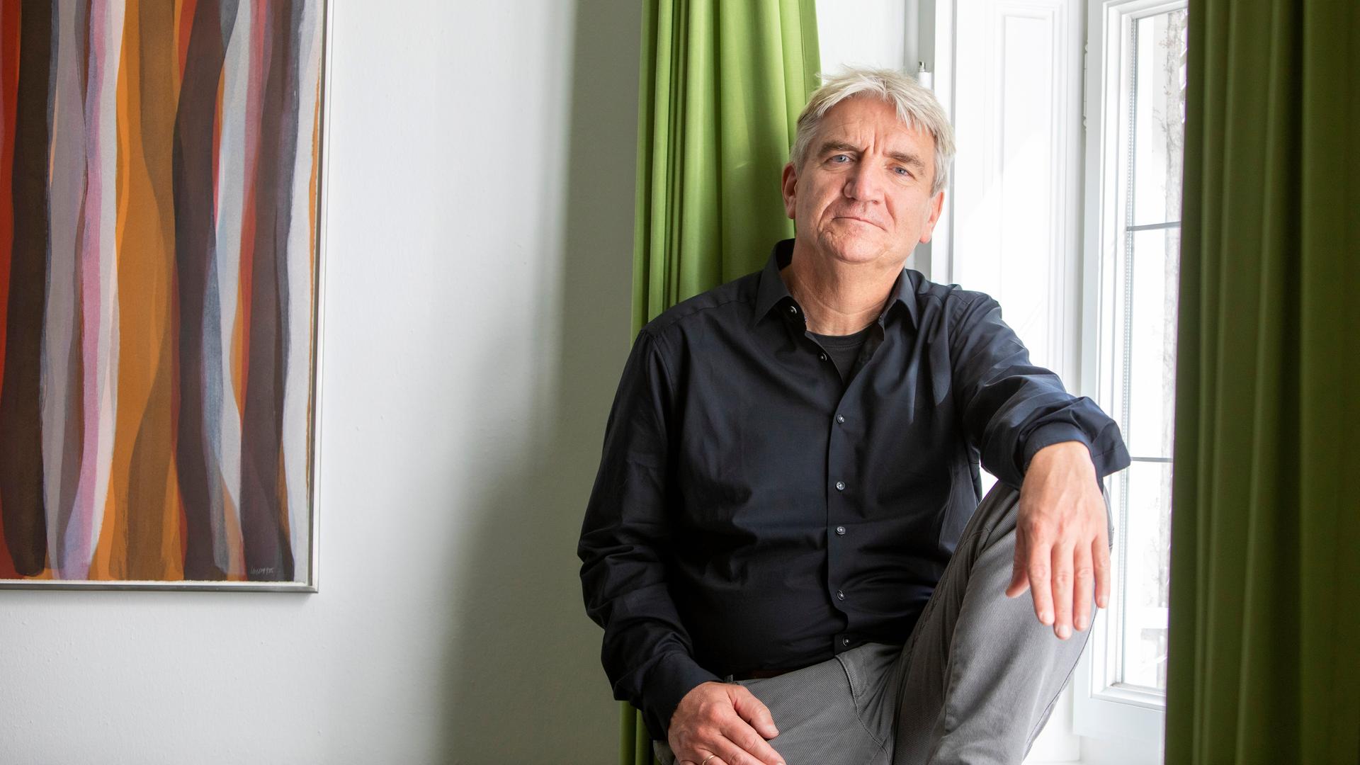 Der Literaturwissenschaftler Moritz Baßler sitzt an einem Fenster Der Literaturwissenschaftler Moritz Baßler sitzt an einem Fenster