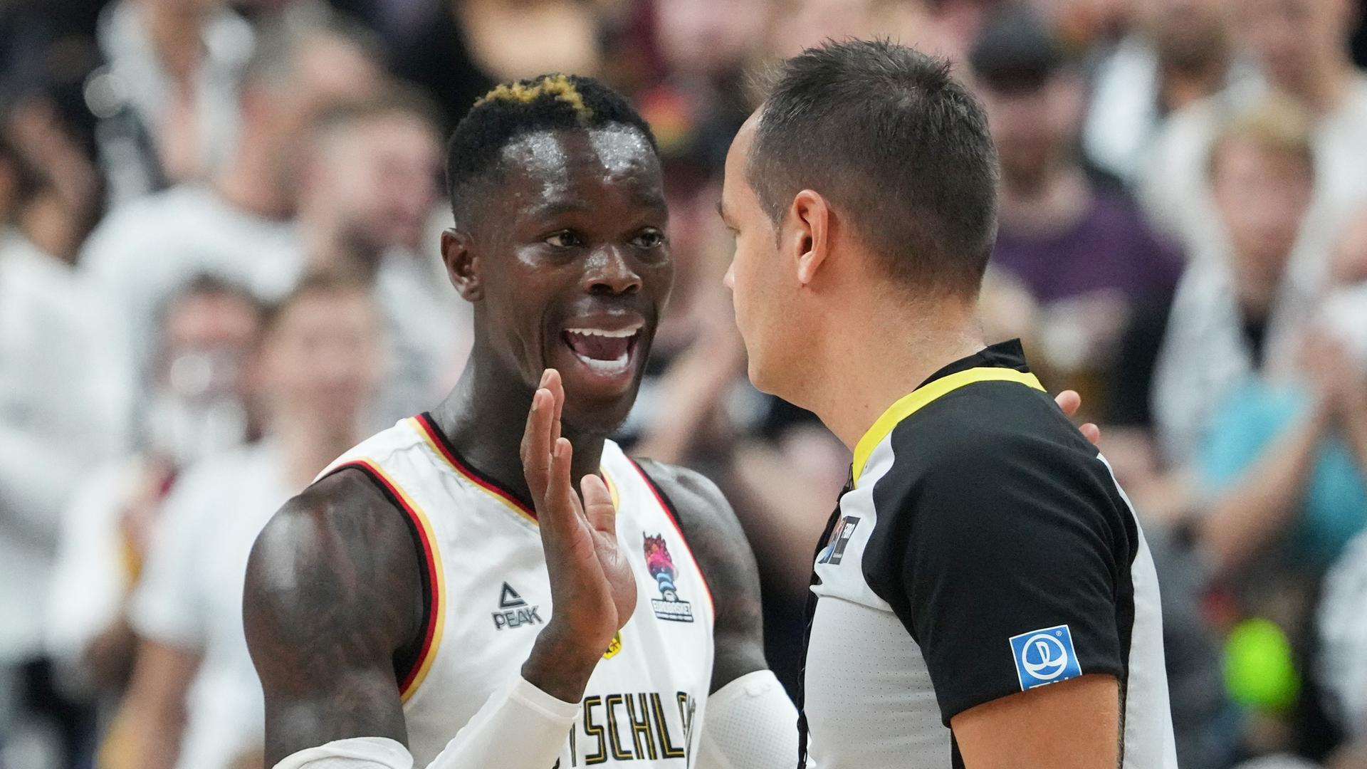 Dennis Schröder (Deutschland) reklamiert in der Halbzeitpause beim Schiedsrichter. Dennis Schröder (Deutschland) reklamiert in der Halbzeitpause beim Schiedsrichter.