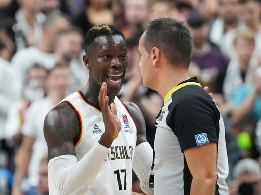 Dennis Schröder (Deutschland) reklamiert in der Halbzeitpause beim Schiedsrichter.