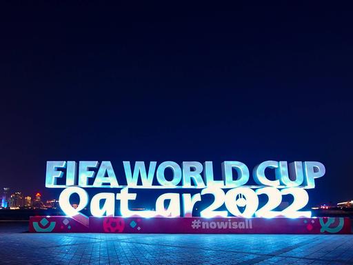  FIFA World Cup steht in beleuchteten Lettern vor der Skyline von Doha