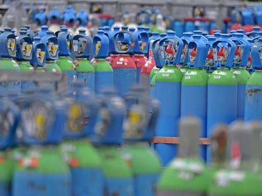 Gasflaschen im Depot des Chemiewerks der BASF in Ludwigshafen