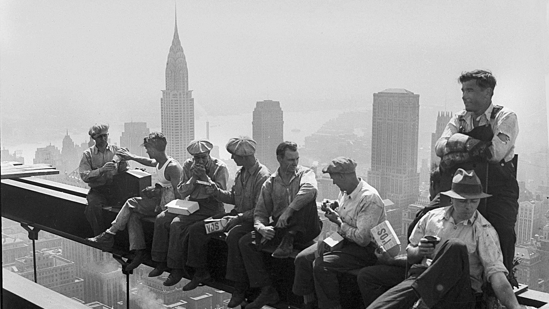 Arbeiter machen Mittagspause auf dem Stahlträger eines Hochhauses im Jahr 1932